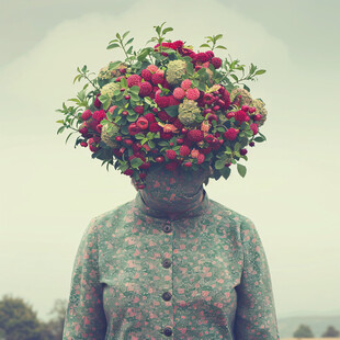 鲜花遮挡脸部