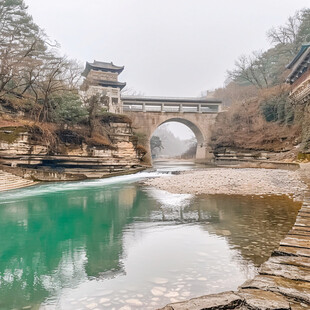 建筑溪流苗寨老桥小溪