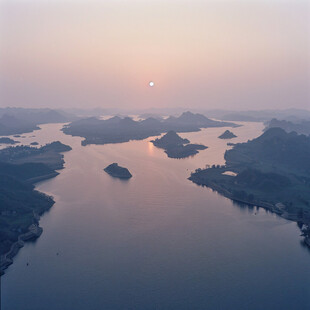 航拍红枫湖风景