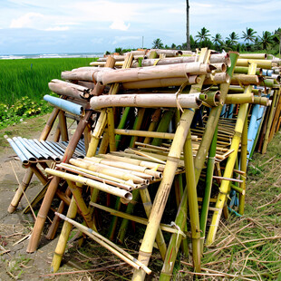 很多竹筒做的凳