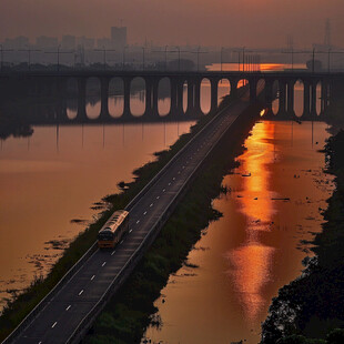 夕阳下的洪塘大桥