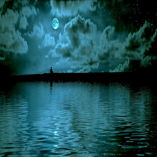 水面倒影月圆之夜