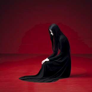 隐匿在阴影中的修女