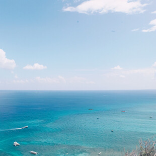 海平面碧海蓝天白云