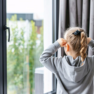 晨读的女孩背影