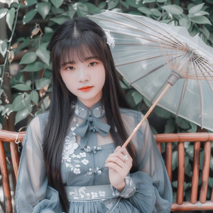 拿伞的宫廷少女