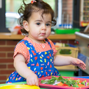 趟在桌上的小女孩