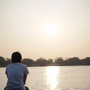 坐在湖边人物背影
