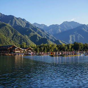 房地产深山湖水人家