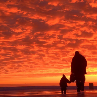 海边夕阳母与子