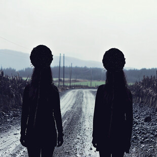 乡间小路上的小姑娘