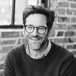 放松一个人与他人的微笑