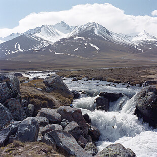 新疆雪山河流