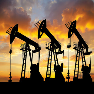 晚霞下的抽油机