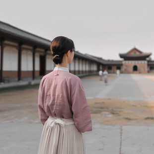 穿韩服的女孩背影