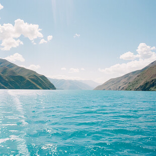 羊湖湖水湖面浪花