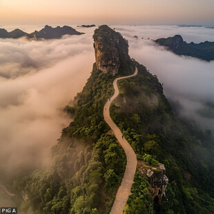 云雾缭绕狼牙山