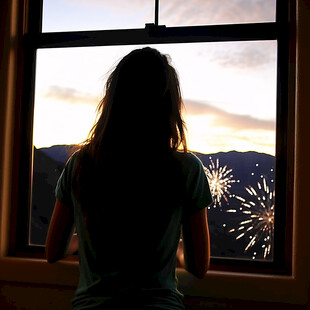 女孩看窗外雪景