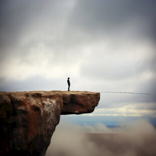 站在悬崖边上男子