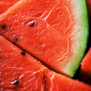 带水珠的西瓜皮