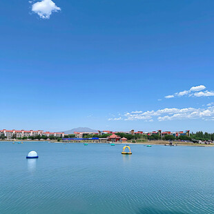 小区住宅湖景