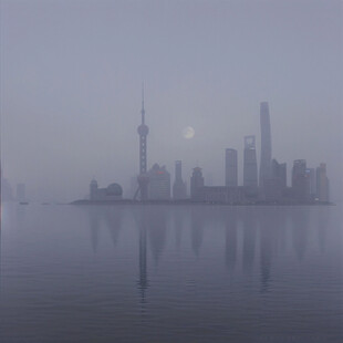 晨雾中的外滩