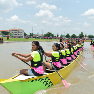 水上划龙舟训练