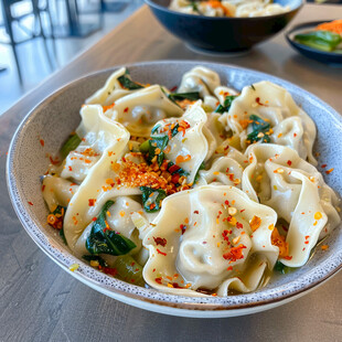 水饺包制韭菜凉拌水饺