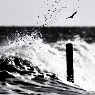 轮船打起的水花