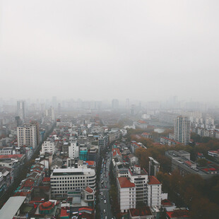 城市楼群烟雨中