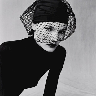 戴头巾的女子头像