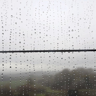 下雨水滴玻璃朦胧