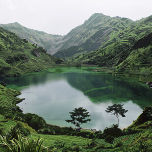 高山湖泊青绿山水