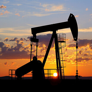 晚霞中的抽油机