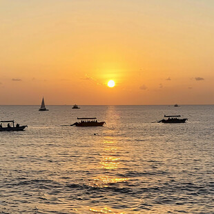 大海夕阳渔船