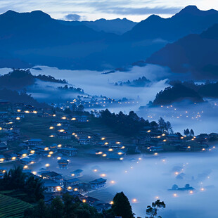 宽幅晨雾漫山村