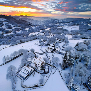 山村晚霞雪景