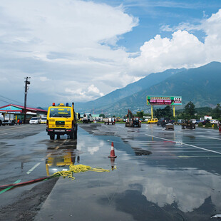 高速公路服务区雨景