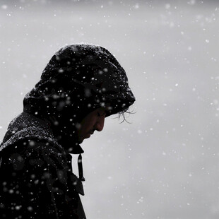 雪花落在人身上