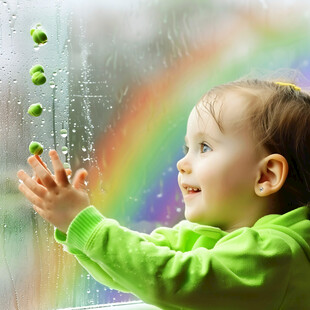 小朋友看着窗外