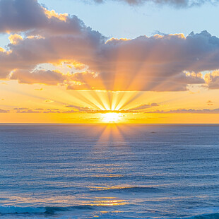 金色海面耶稣之光曙光