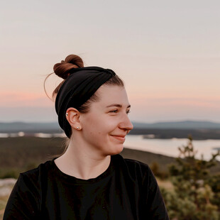 戴头巾的女子头像