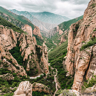 峡谷景区山峰石崖