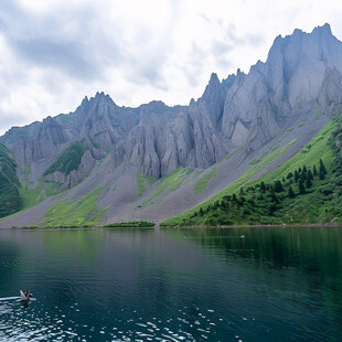 山脉草地清江画廊漂流