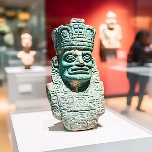 玛雅戴头饰纹面陶男俑