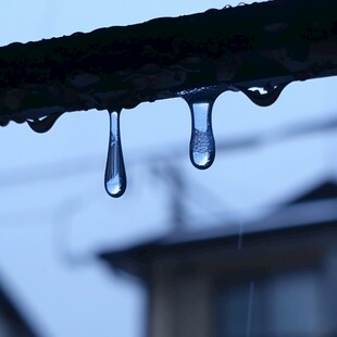 屋檐下的雨