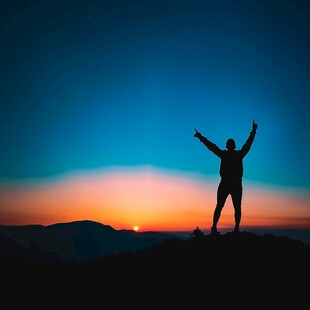 山顶人物剪影