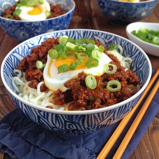 肉臊子鸡蛋拌面