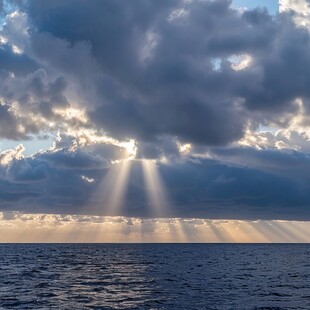 大海上光芒