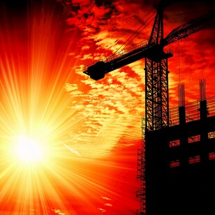 夕阳下的建筑工地